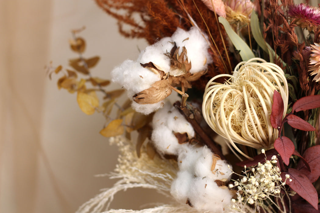 Exquisite dried flowers for autumn season, cotton flower and dill flower